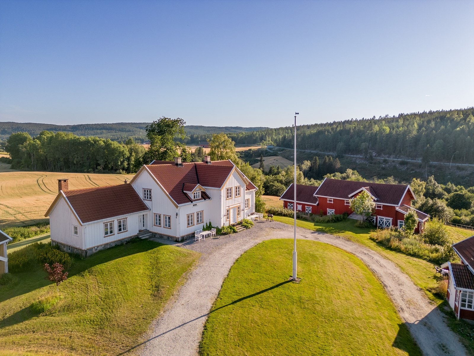 Gjennom generasjoner har gårder som dette vært viktige for lokalsamfunnet, og Larsbråten er en familiegård med lange aner. Stemningen er nostalgisk, og beliggenheten gir fullstendig ro. Galleribilde