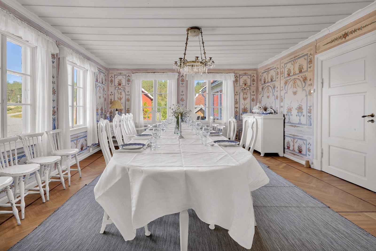 Den staselige spisestuen er perfekt for store middager og hyggelige juleselskaper. Lyset strømmer inn fra to sider, og en nydelig, håndmalt tapet gir et herskapelig uttrykk i rommet. I 2012 ble det lagt nye varmekabler og en ny parkett i fiskebensmønster. Galleribilde