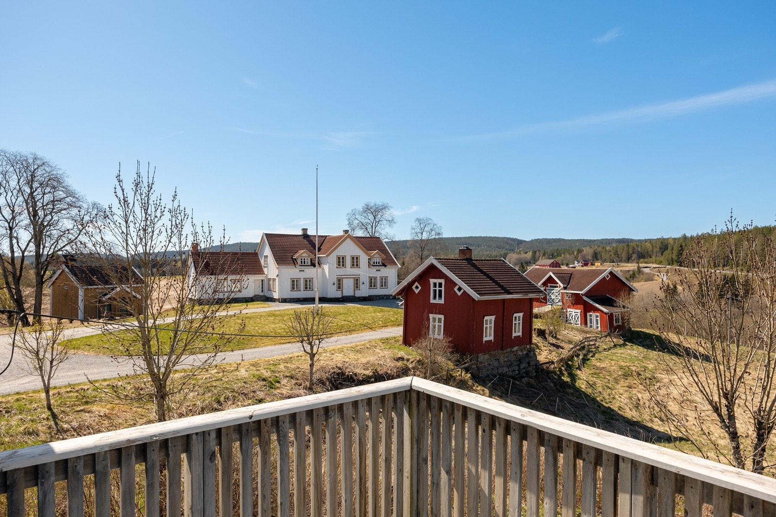 Store grøntarealer, en genuin, varm stemning og rødmalte bygg som hviler vakkert i landskapet, og myke grusveier mellom husene. Her går tankene til gamle sommerdager, med kaffepauser på trappen og lyden av vinden gjennom trærne. Galleribilde
