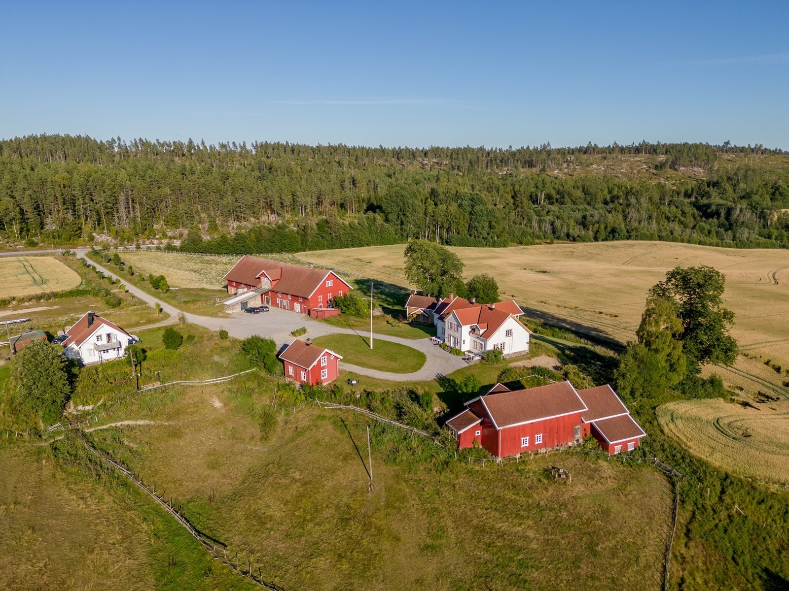 Eiendommen er på ca 465 dekar, der fulldyrket jord utgjør ca 211 daa og skogen rundt 230 daa iht. gårdskartet. Det dyrkes hovedsakelig korn på eiendommen, og arealene er leid ut på en muntlig løpende avtale. Galleribilde