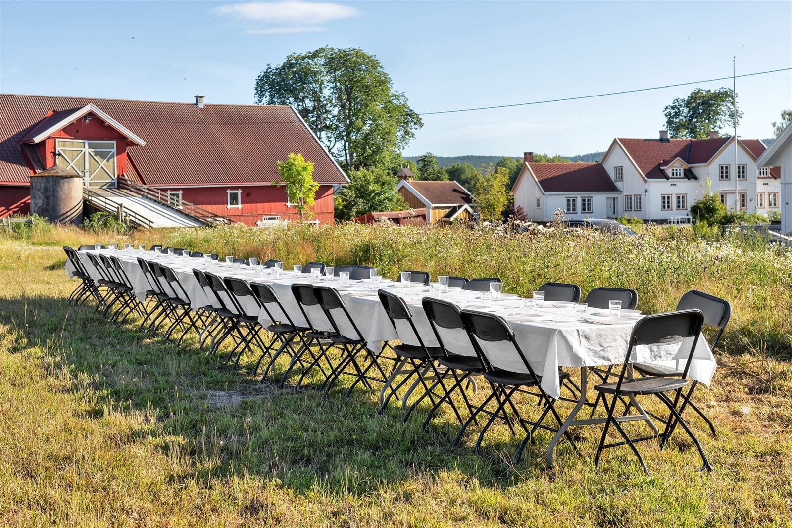 Har du sett Peder Severin Krøyer sitt kjente maleri "Hipp, hipp, hurra! Kunstnerfest på Skagen"? Her kan du gjenskape denne magiske sommerfesten i egen regi! Galleribilde
