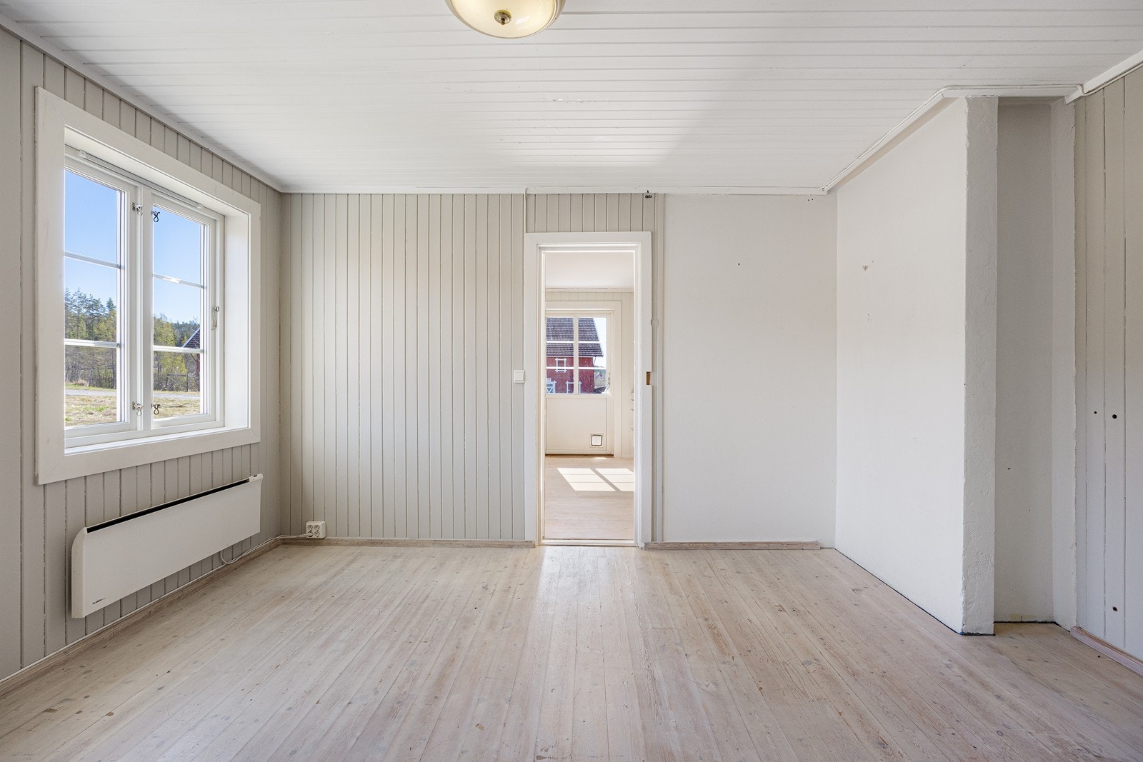 Forpakterboligen har to stuer i 1. etasje. Rommene er lyse og innbydende med god møbleringsfrihet. Galleribilde