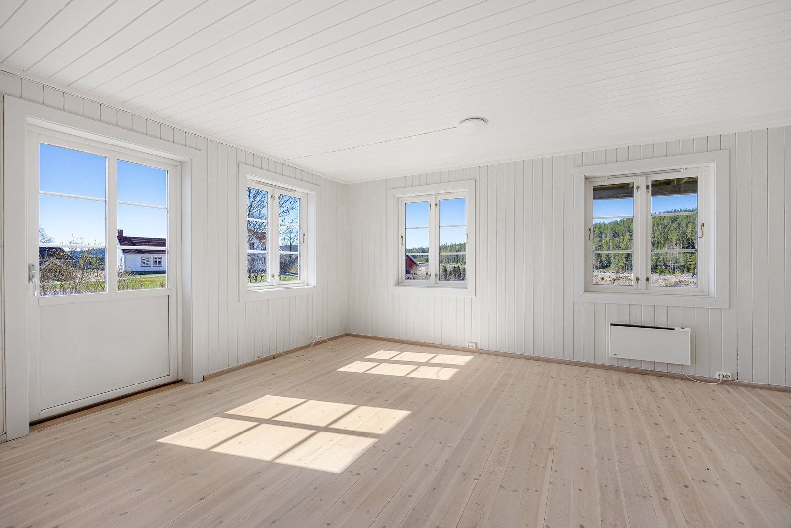 Den ene stuen har utgang til en trapp ned til hagen. Galleribilde