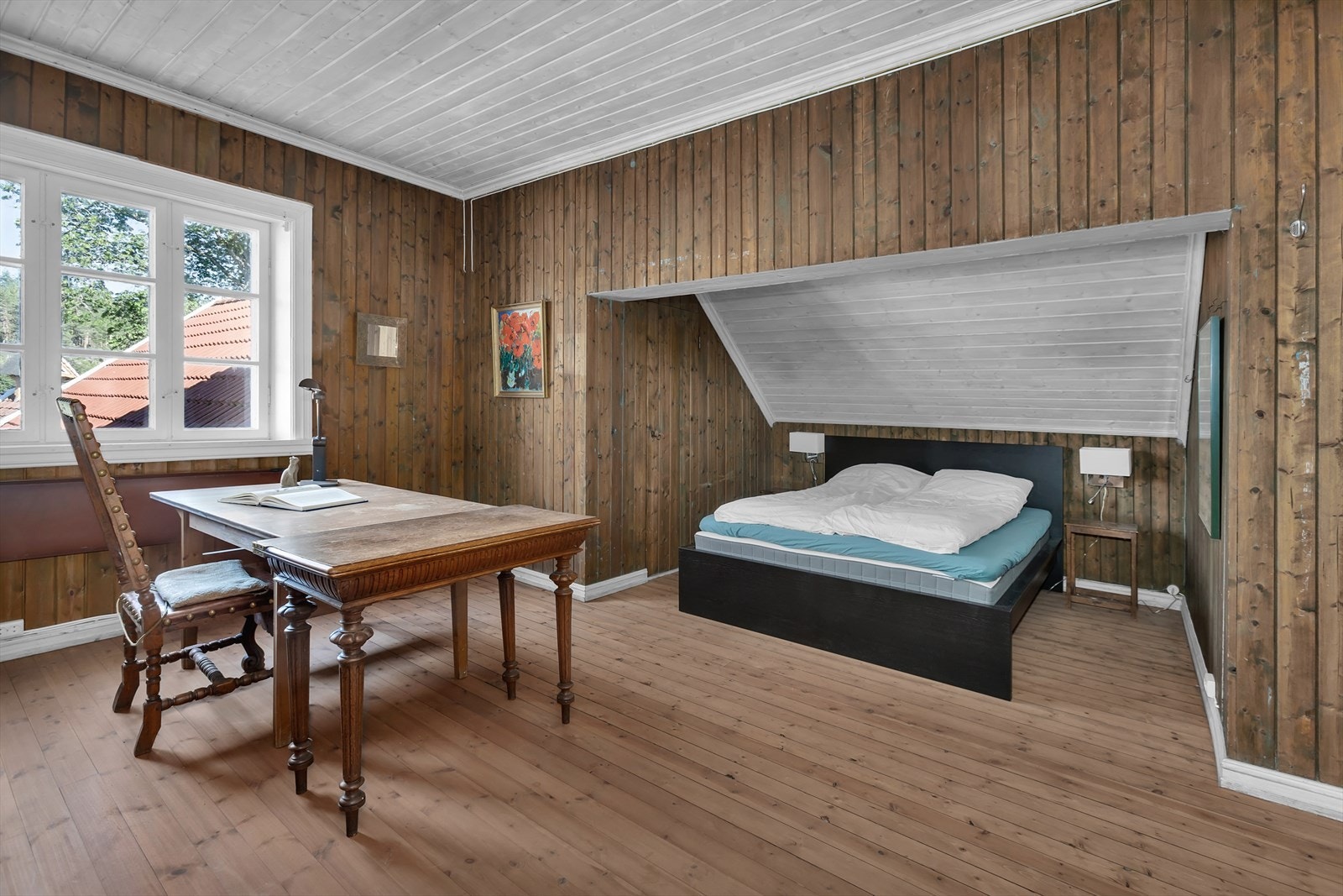 Sengen finner sin naturlige plass under skråtaket, og her er det også et lite kott mot ytterveggen. Galleribilde