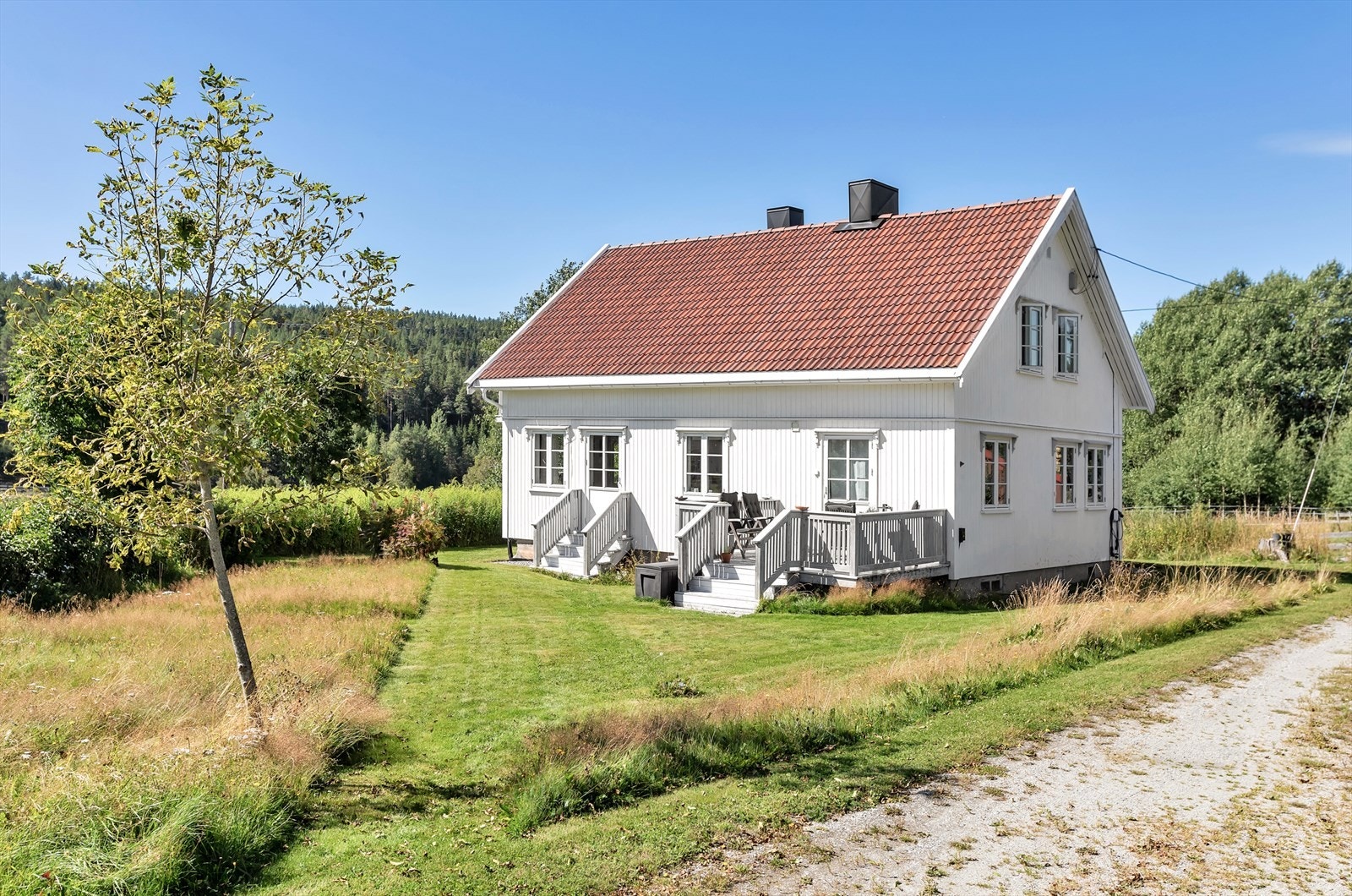 Forpakterboligen, med adressen Hølandsveien 1179, er et koselig hus og med en praktisk planløsning over to plan og med kjeller. Forpakterboligen ligger noe tilbaketrukket fra tunet. Galleribilde