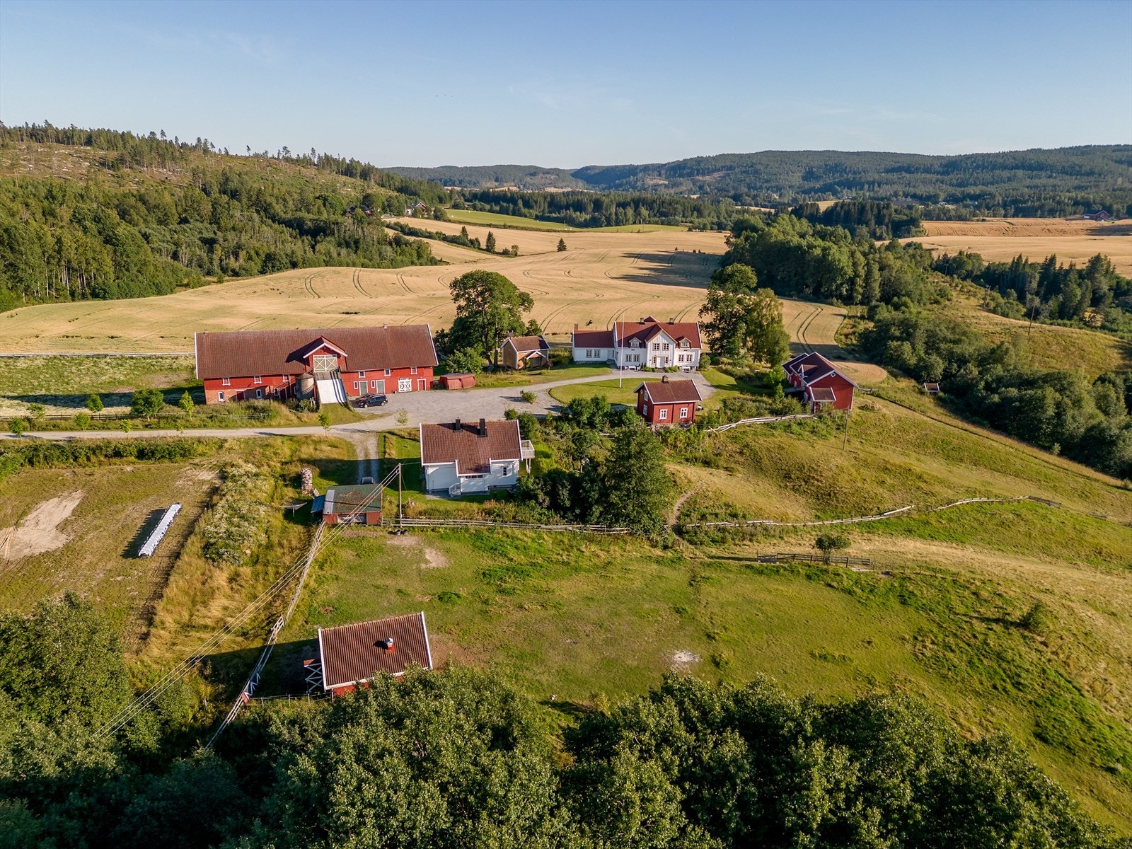 Omkranset av vakker natur, ligger Larsbråten gård åpent til på en høyde, men usjenert og skjermet til fylt av sjel, sjarm og historie. Gårdstunet bærer med seg noe tidløst, en stille fortelling om årstider, selvforsyning og et liv tett på naturen. Galleribilde