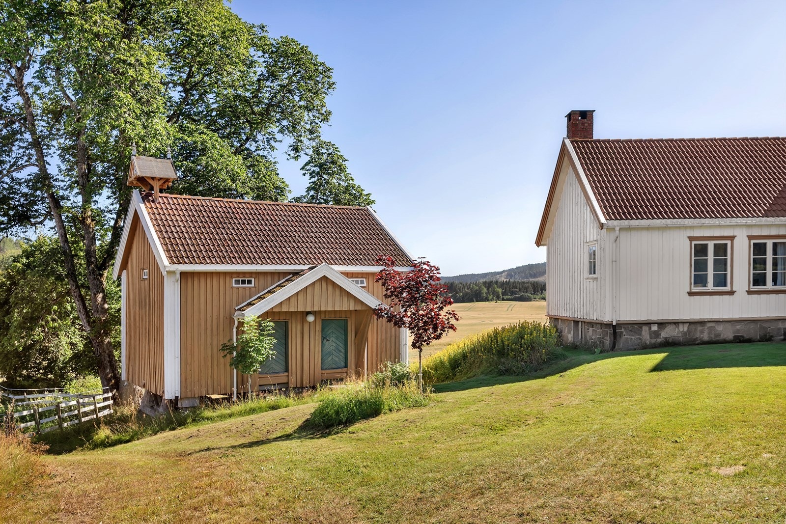 Som seg hør og bør for en stor gård, så er det selvfølgelig også et stabbur på eiendommen. Stabburet går over en og en halv etasje, og har et lite klokketårn i det ene mønet. Galleribilde