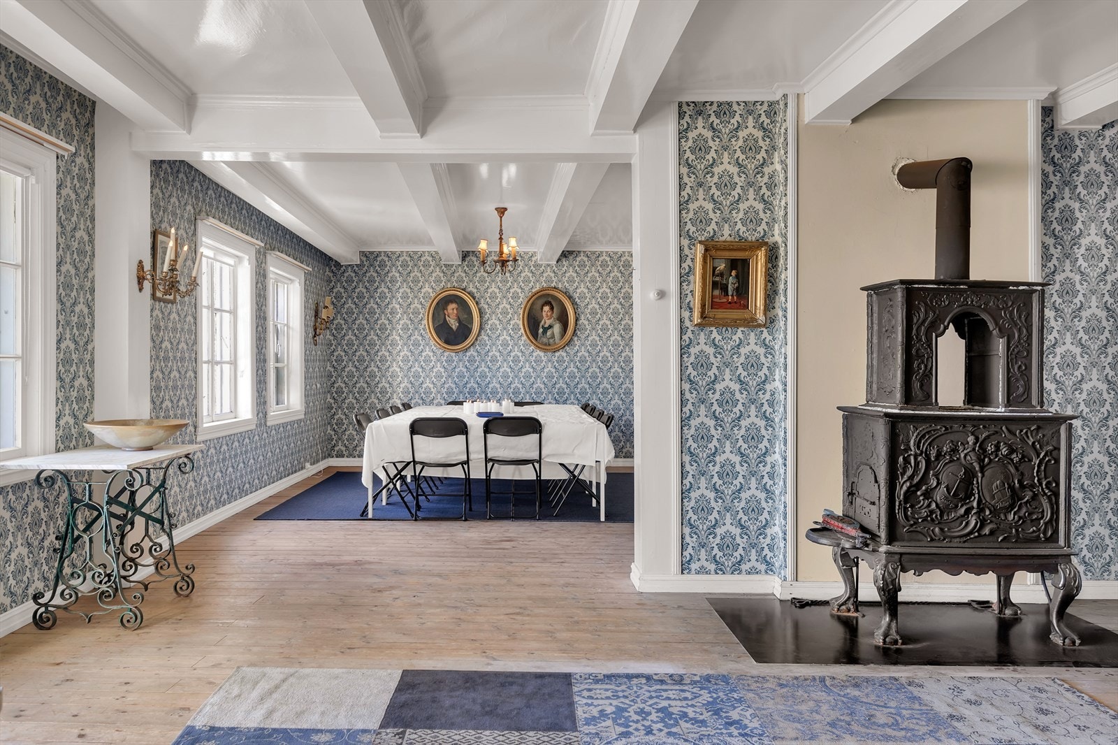 Med adkomst fra hallen har boligen tre vakre stuer, noe som gir ekstra fleksibilitet og god møbleringsfrihet. Galleribilde