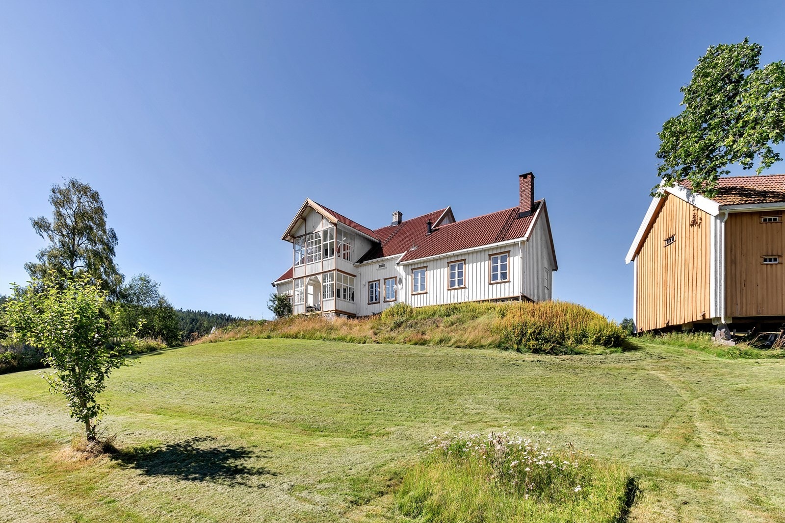 Gården kom i familiens eie i 1917, men plassen har aner så langt tilbake som til 1600-tallet. Her har fire generasjon drevet gården frem til nå og driften har i årenes beløp bestått av jordbruk, skogbruk, husdyrhold og møllevirksomhet. Mølla er solgt. Galleribilde