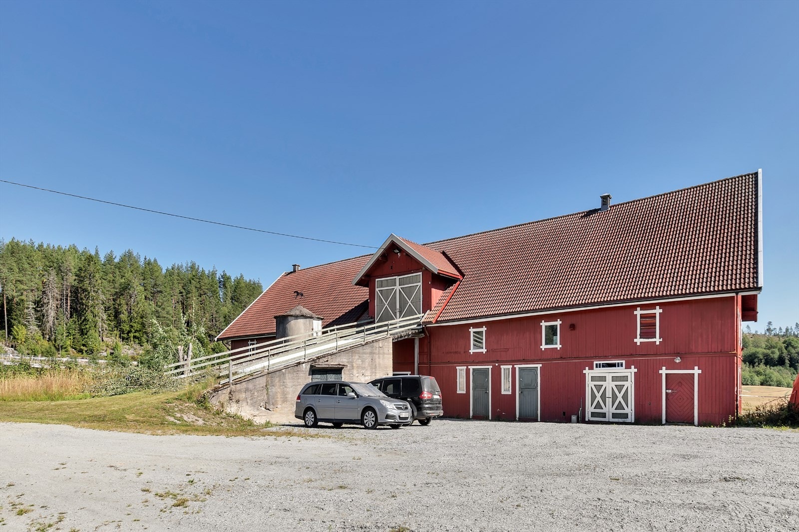 Låven er oppmålt til ca. 515 kvm bta i grunnflate, og huset gårdsdyr frem til 2012. Det er fortsatt melkeanlegg i fjøset, og låven har en Helly Hansen kraftforsilo med røropplegg. Galleribilde