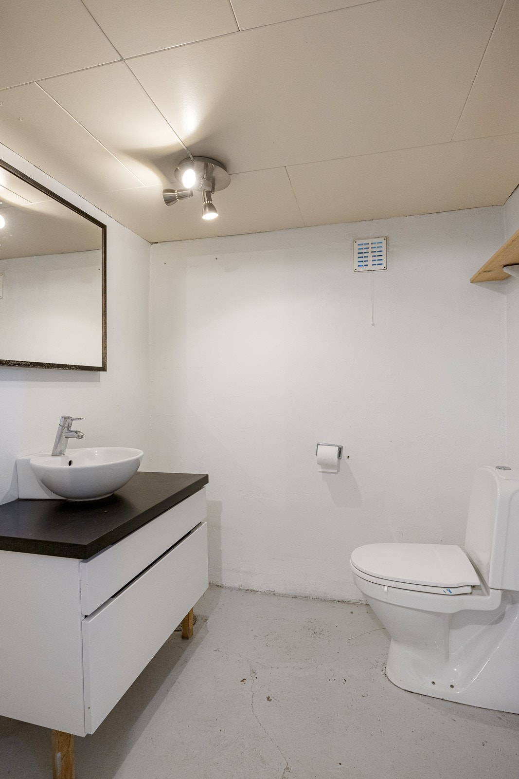 I kjelleren finner man tre boder, et helfliset dusjrom og et separat wc-rom. Galleribilde