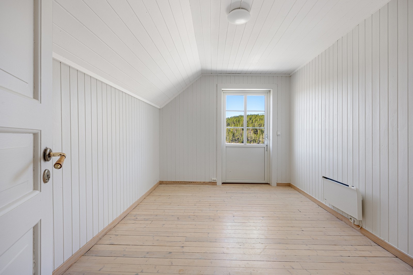 To av soverommene i etasjen har utgang til en felles balkong. Galleribilde