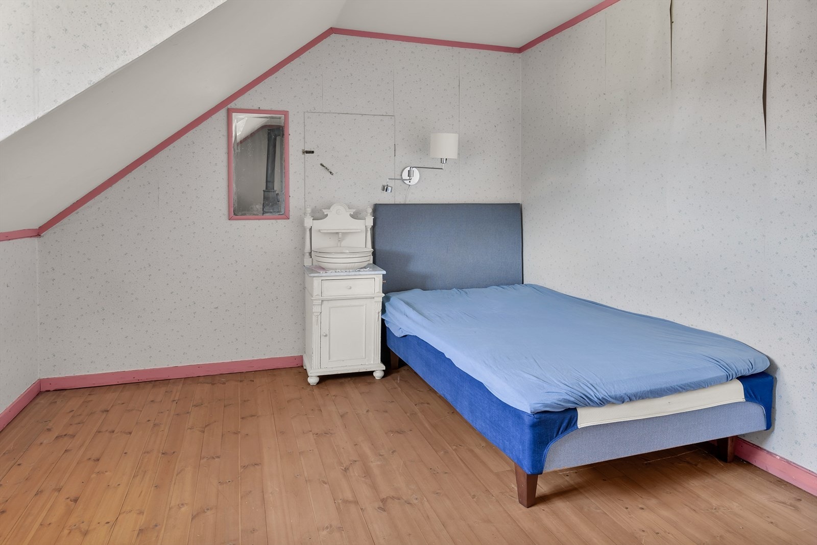 2. etasje rommer hele fire soverom, tre alkover og fem kott. Etasjen har således mange bruksområder, enten dere er en barnefamilie med behov for plass, eller det er behov for hjemmekontor, hobbyrom, gjesterom m.m. Galleribilde
