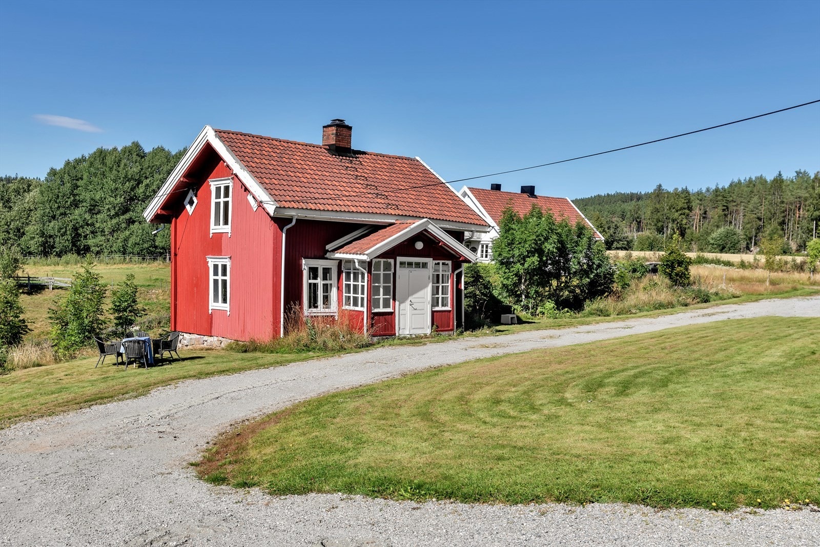 Veslehuset er bygget opp i laftet konstruksjon, og det har tidligere vært en enkel kjøkkeninnredning i det ene rommet som nå er fjernet. Det er to rom og tre kott i andre etasje. Galleribilde