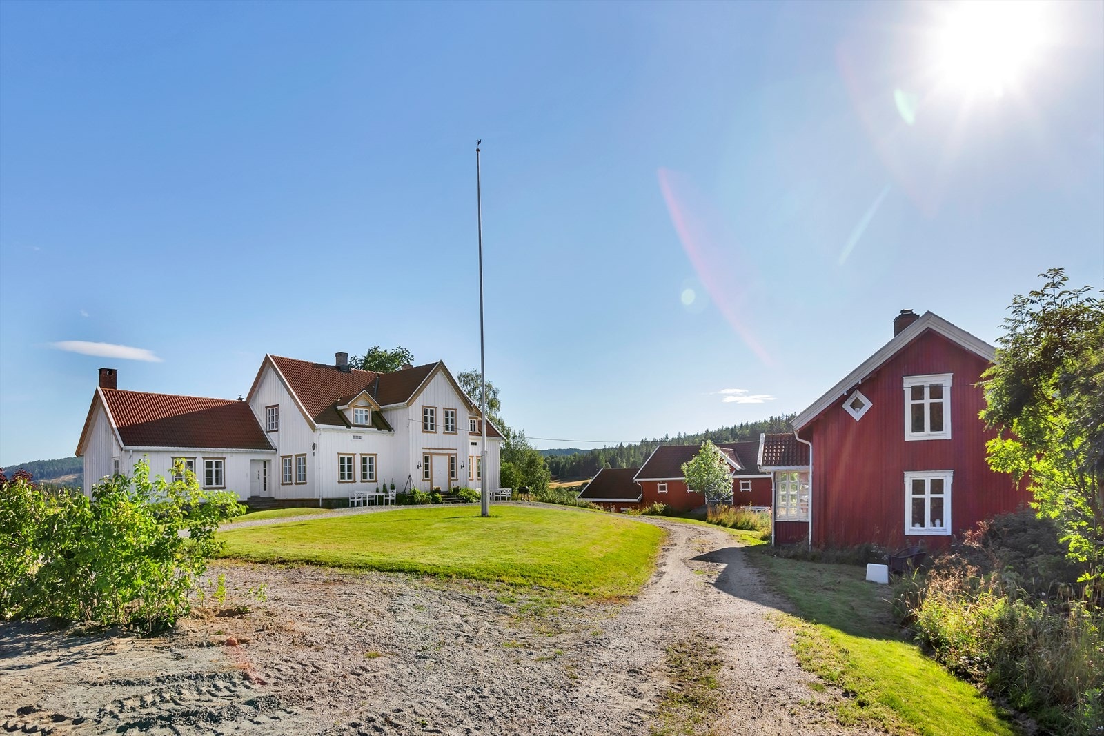 Rundt tunet står de gamle byggene som perler på en snor; en stor låve, en romslig kårbolig, et sjarmerende stabbur, et vognskjul, et koselig veslehus og et ærverdig våningshus med store boarealer. Galleribilde