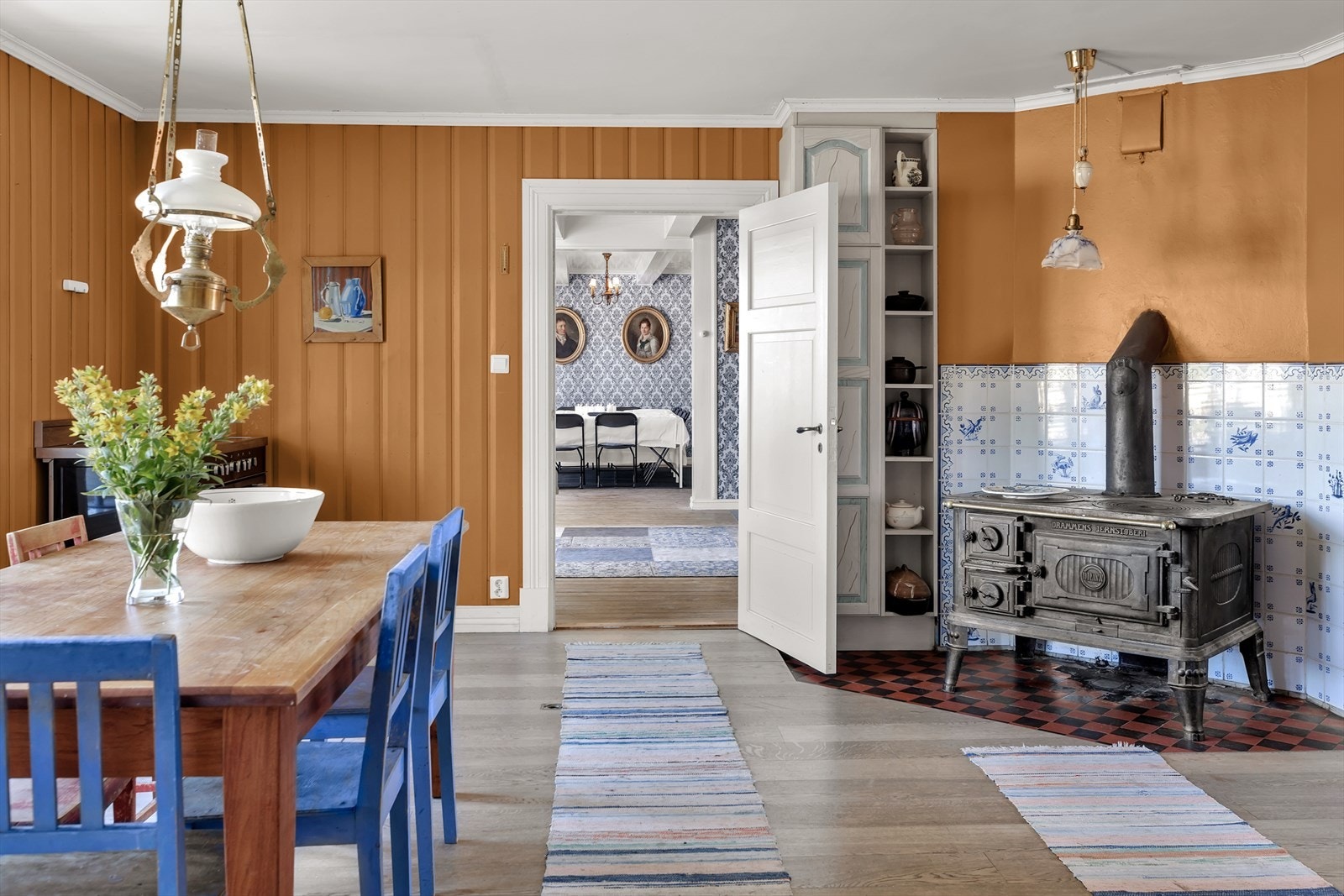 En vedkomfyr gir ekstra hygge, og klassiske sprossevinduer bidrar med mye naturlig lys til matlagingen. Galleribilde