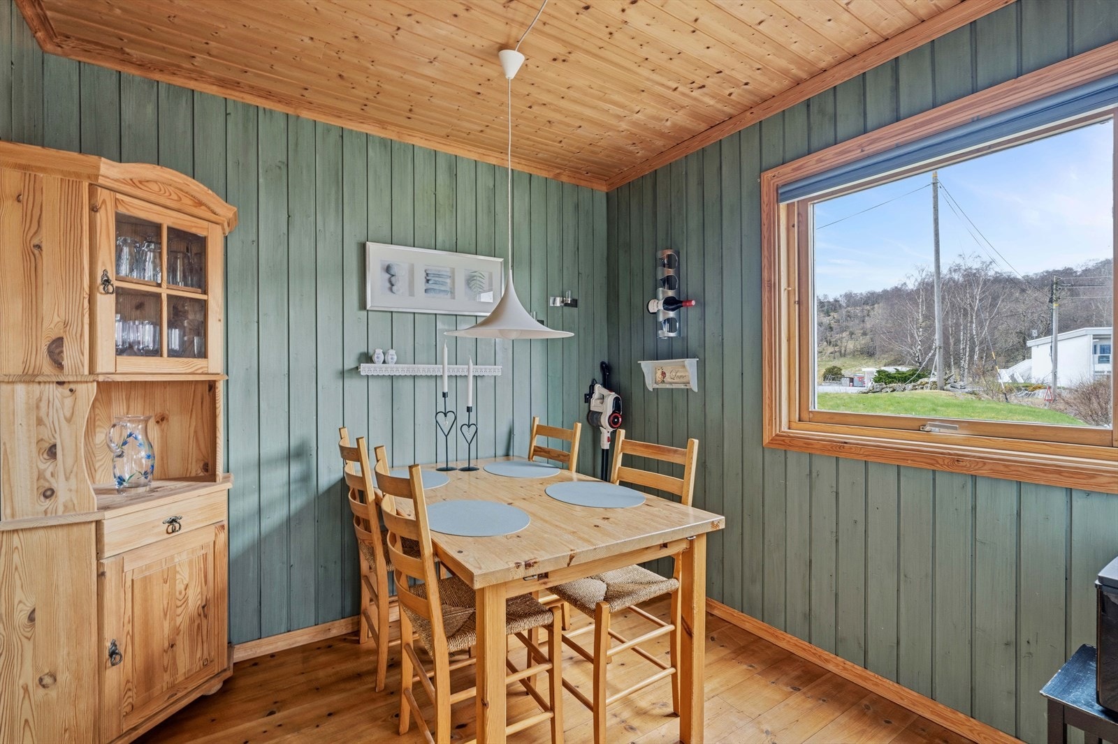 I tilknytning til kjøkkenet er det en hyggelig spiseplass ved vinduet. Galleribilde