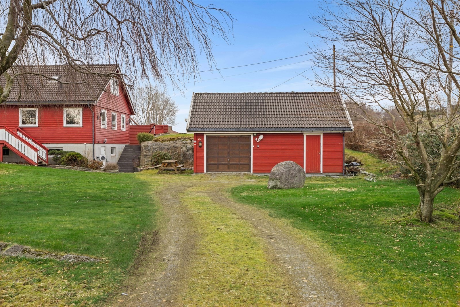Romslig garasje oppført i 1997. Galleribilde