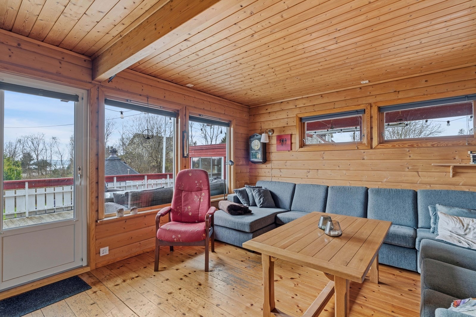 Fra stuen er det direkte utgang til en stor, delvis overbygget terrasse. Galleribilde