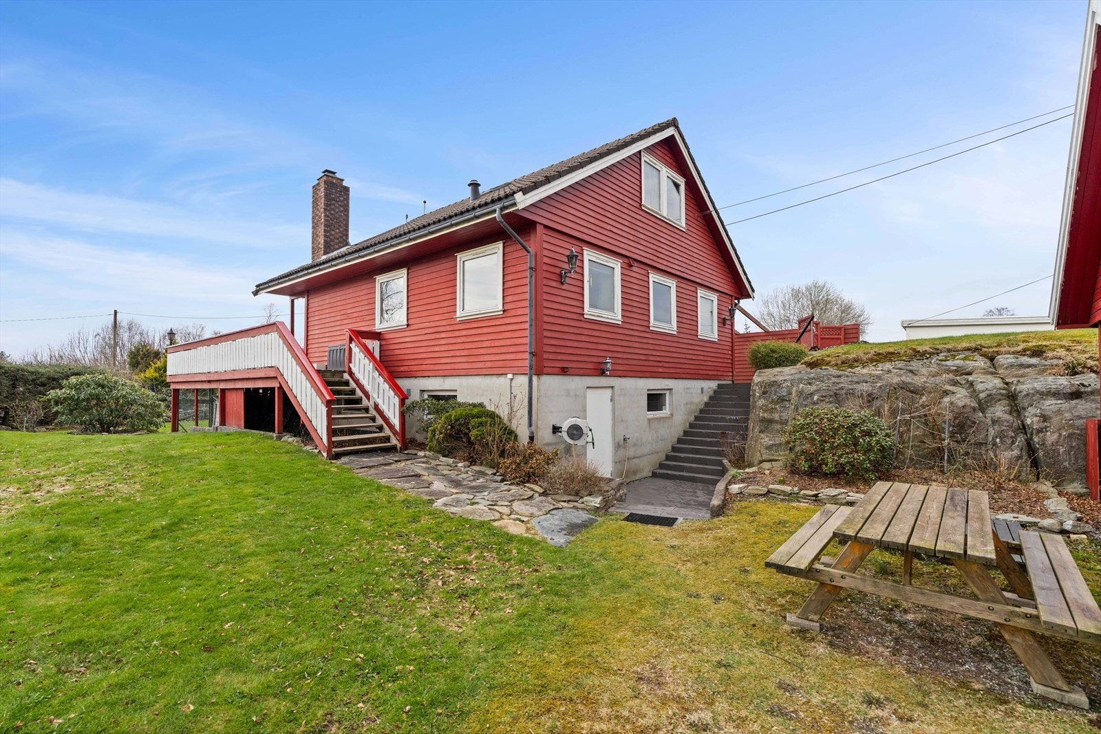 Stor og velstelt gressplen med plass for lek og aktiviteter. Galleribilde