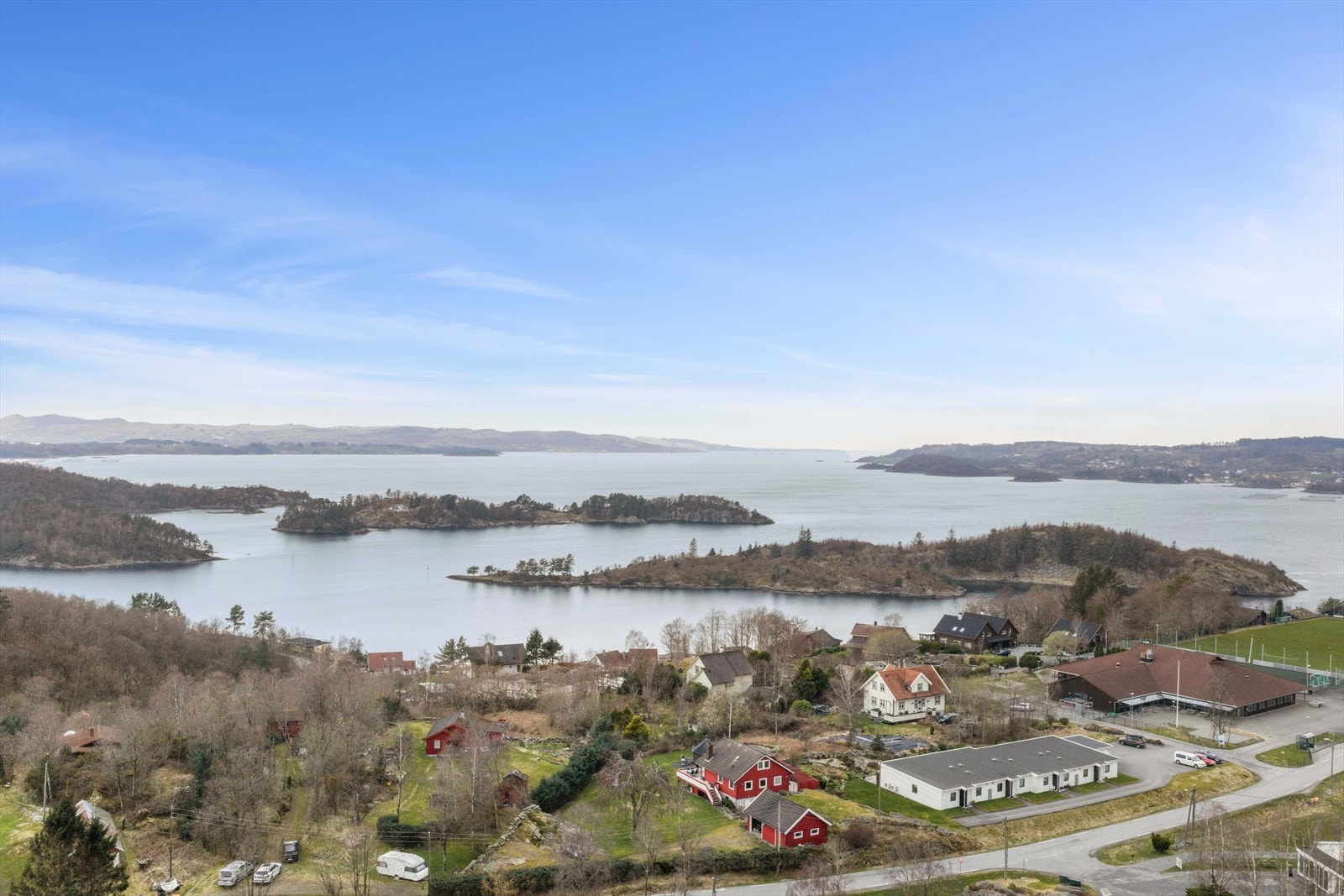 Den idylliske beliggenheten gir nærhet til sjø og natur. Galleribilde