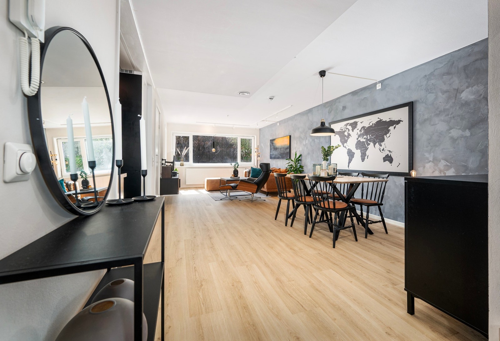 Fra entréen kommer man rett inn til en stor og åpen stue. Galleribilde