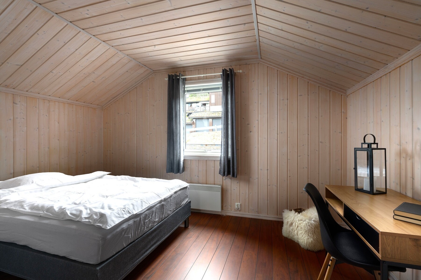 Soverom 4 i 2. etg med skyvedørsgarderobe Galleribilde