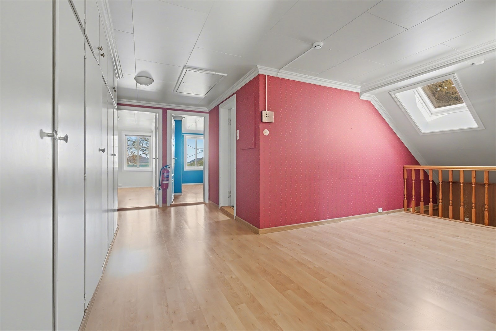 Romslig gang med mye lagringsplass i de innebygdeskapene Galleribilde
