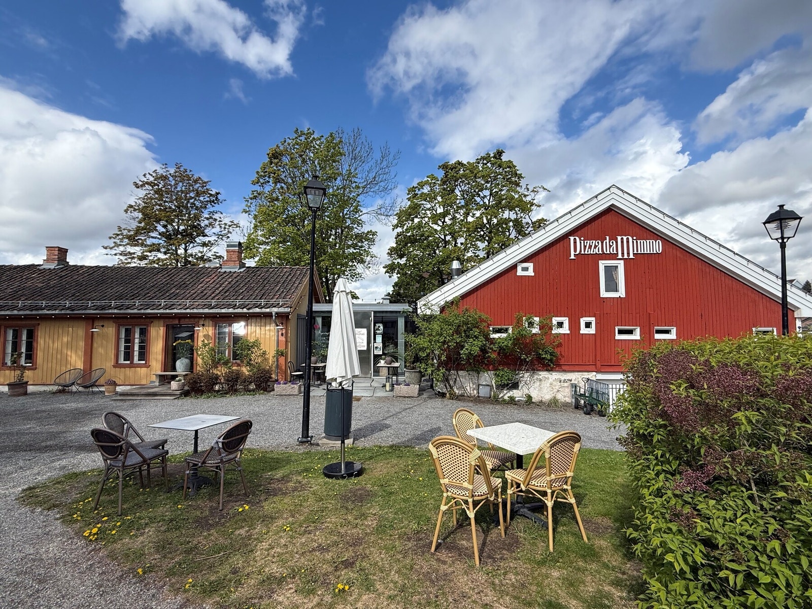 Koselige Pizza da Mimmo vegg-i-vegg med Mimmo Vinbar Galleribilde