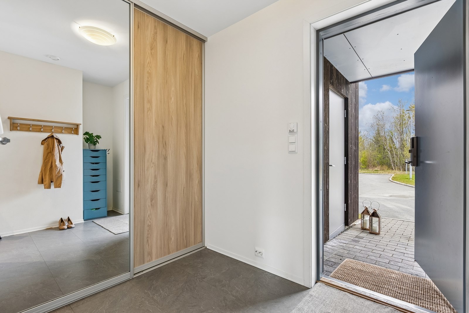 Gangen i boligen er på ca. 6m² med praktisk skyvedørsgarderobe. Galleribilde