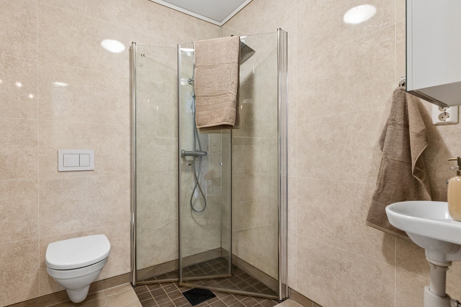 Flislagt bad i 1. etasje er på ca. 4m² med vannbåren varme i gulv. Badet har fått tilstandsgrad 1 fra takstmann. Galleribilde