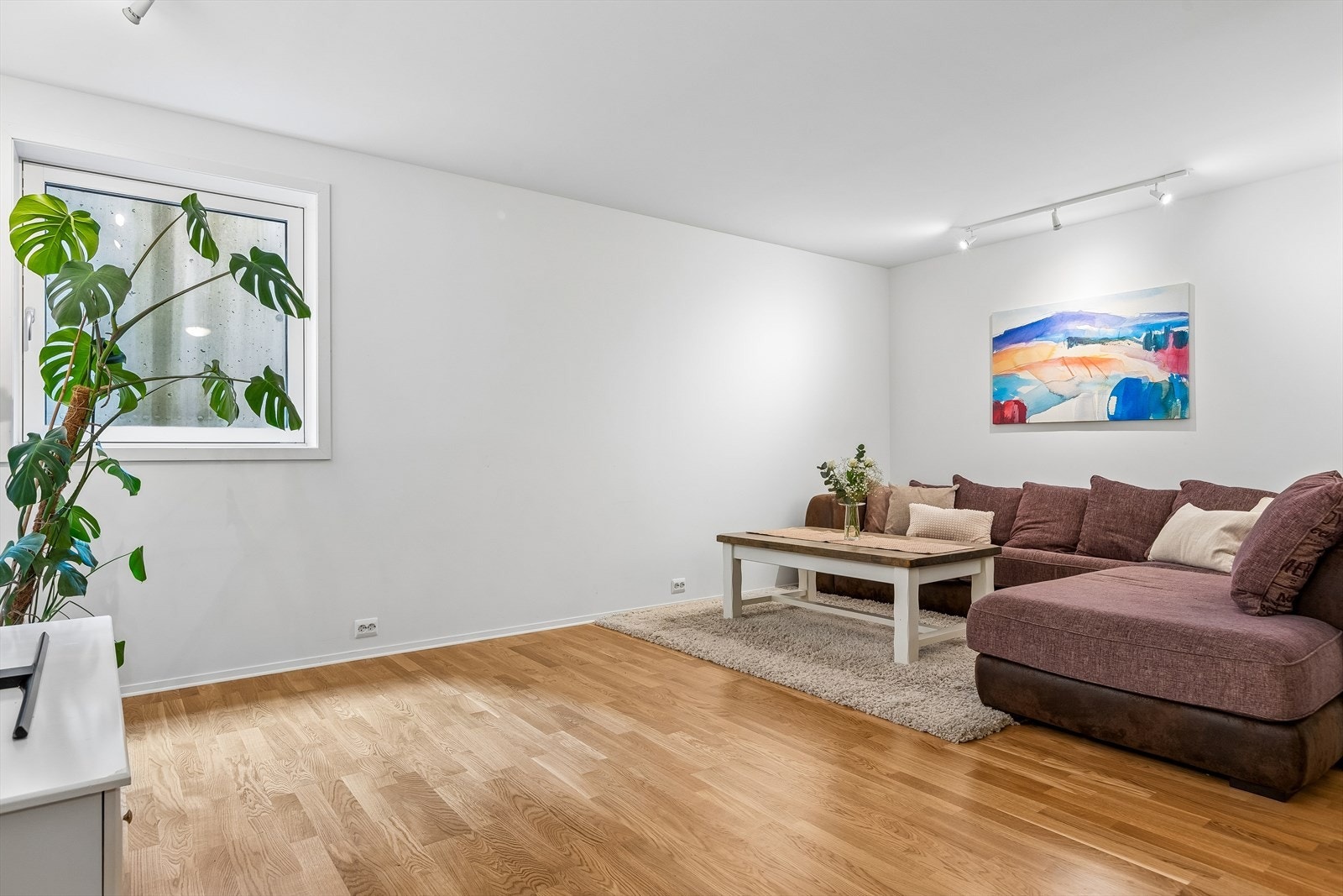 Det er lave månedlige kostnader på kr. 2 132,- for pliktig medlemskap i Velforeningen Tonstad Park Fellesarealer. Dette inkluderer blant annet fjernvarme og kollektiv avtale med Telia som gjelder kabel-tv og internett. Galleribilde