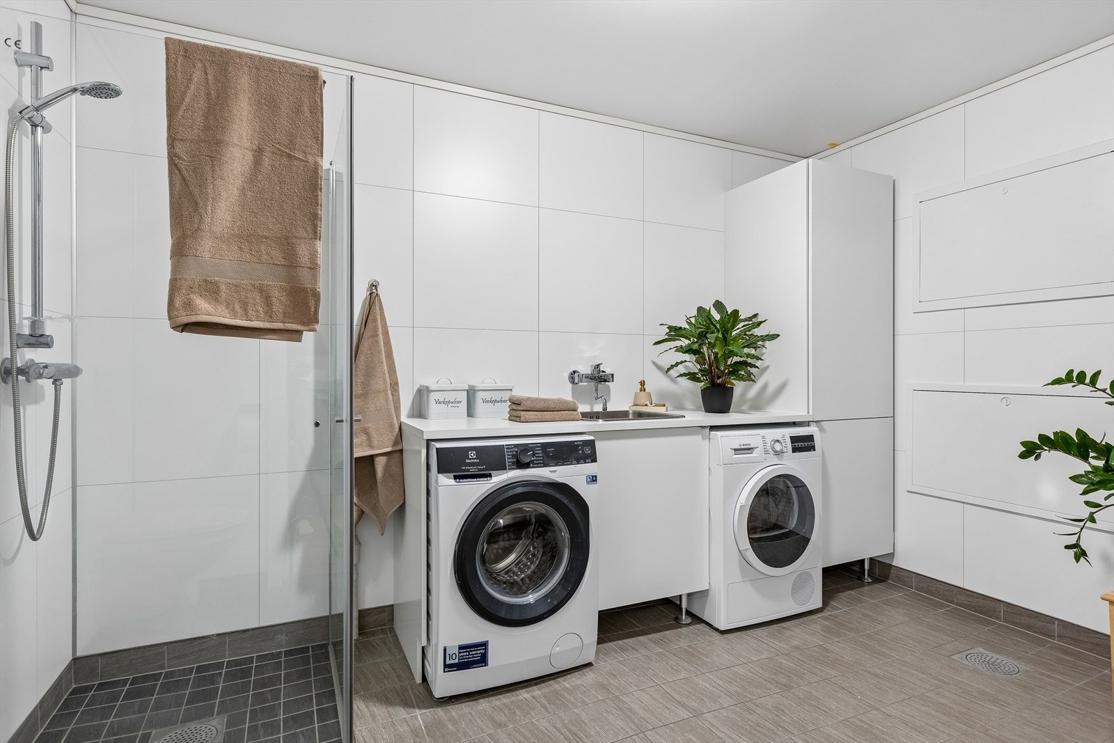I kjelleren får du en innvendig bod på ca. 6m². Hyllesystemet i boden følger med boligen. Galleribilde