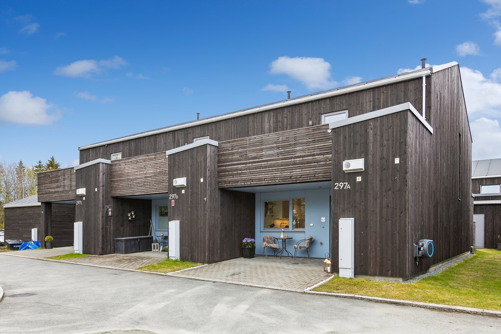 Det medfølger egen parkeringsplass med el-bil lader i parkeringskjeller. Galleribilde