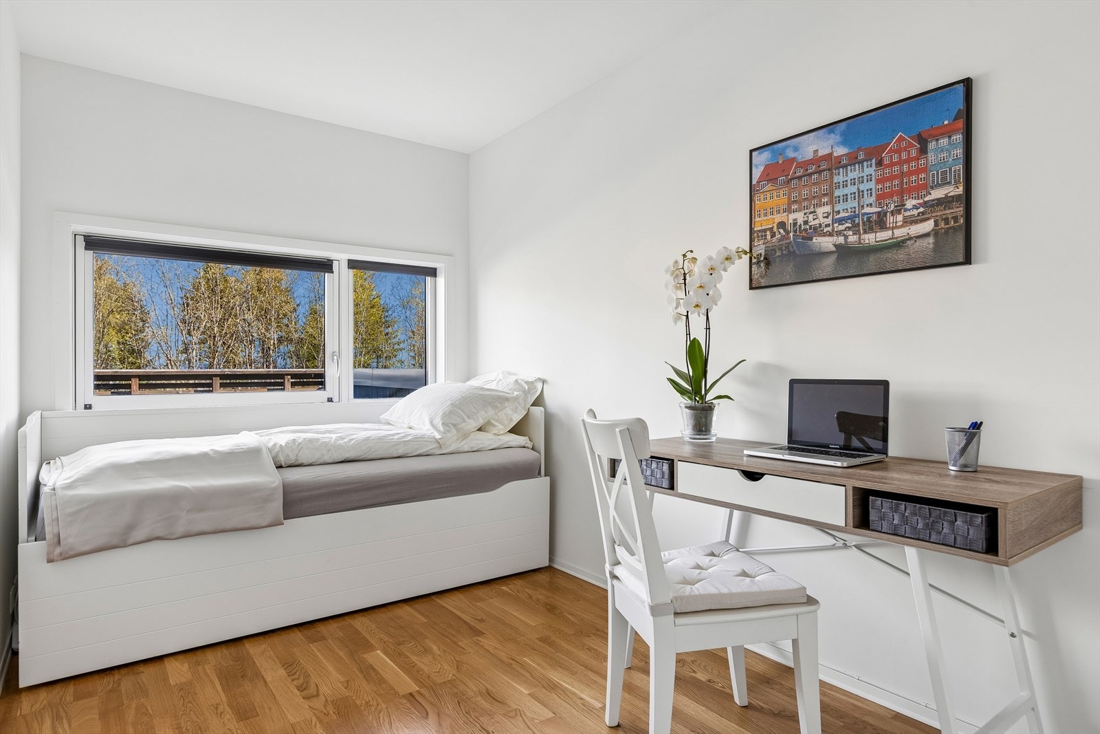 Det siste soverommet er på ca. 10m² og blir i dag brukt til gjesterom og kontor. Galleribilde