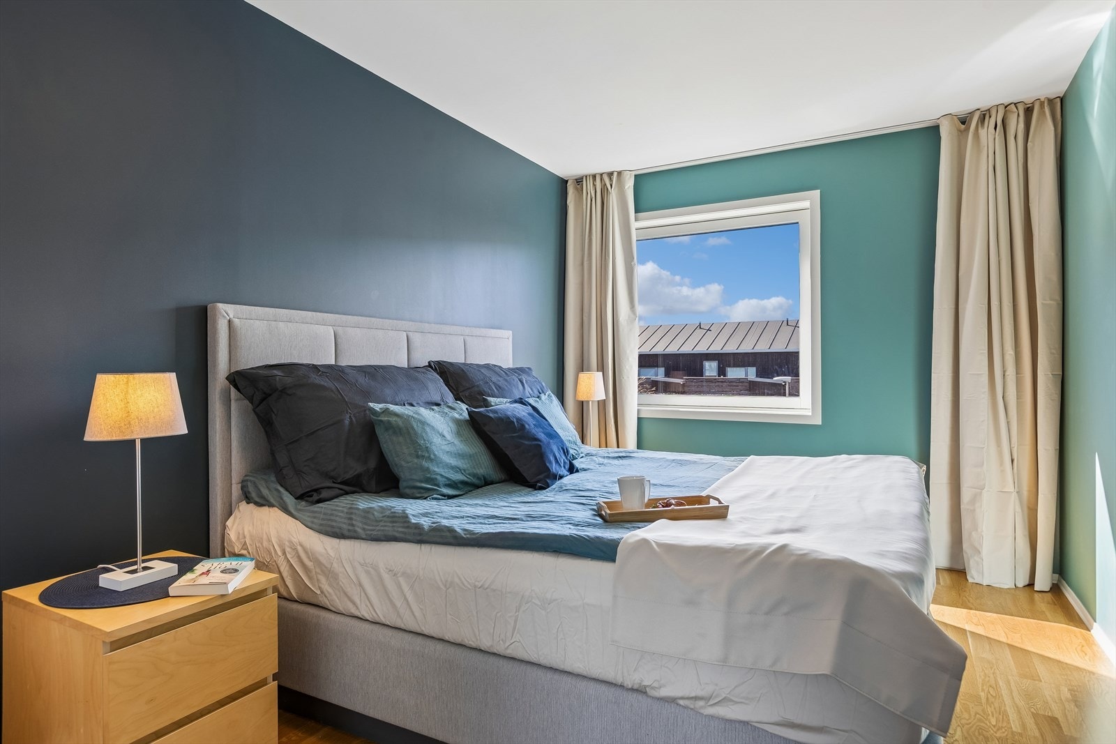 Det største soverommet er på ca. 14m² og byr på god plass seng og tilhørende møblement. Galleribilde