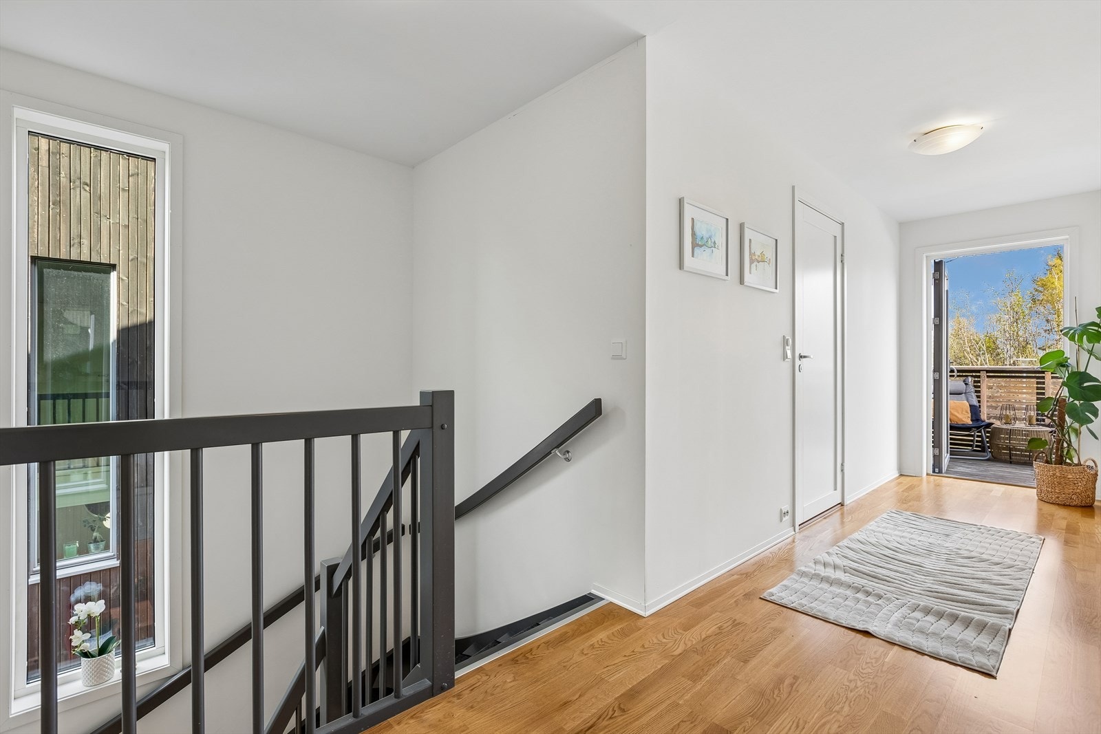 Opp trappen kommer man til boligens andre etasje hvor du har tre soverom, bad og balkong. Det er en luke i taket som fører til boligens loft, her har du mulighet til enda mer oppbevaring. Galleribilde