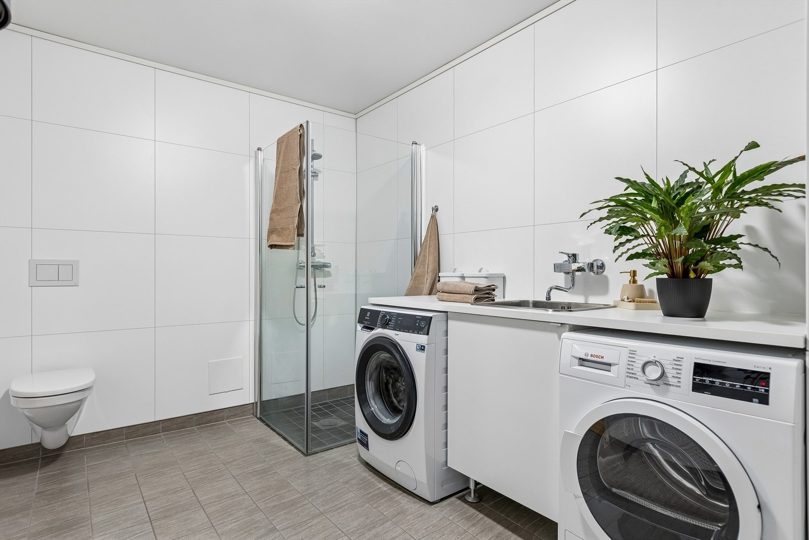 I kjelleren har du et flislagt bad/vaskerom på 9m² med vannbåren varme i gulv som har fått tilstandsgrad 1 fra takstmann. Galleribilde