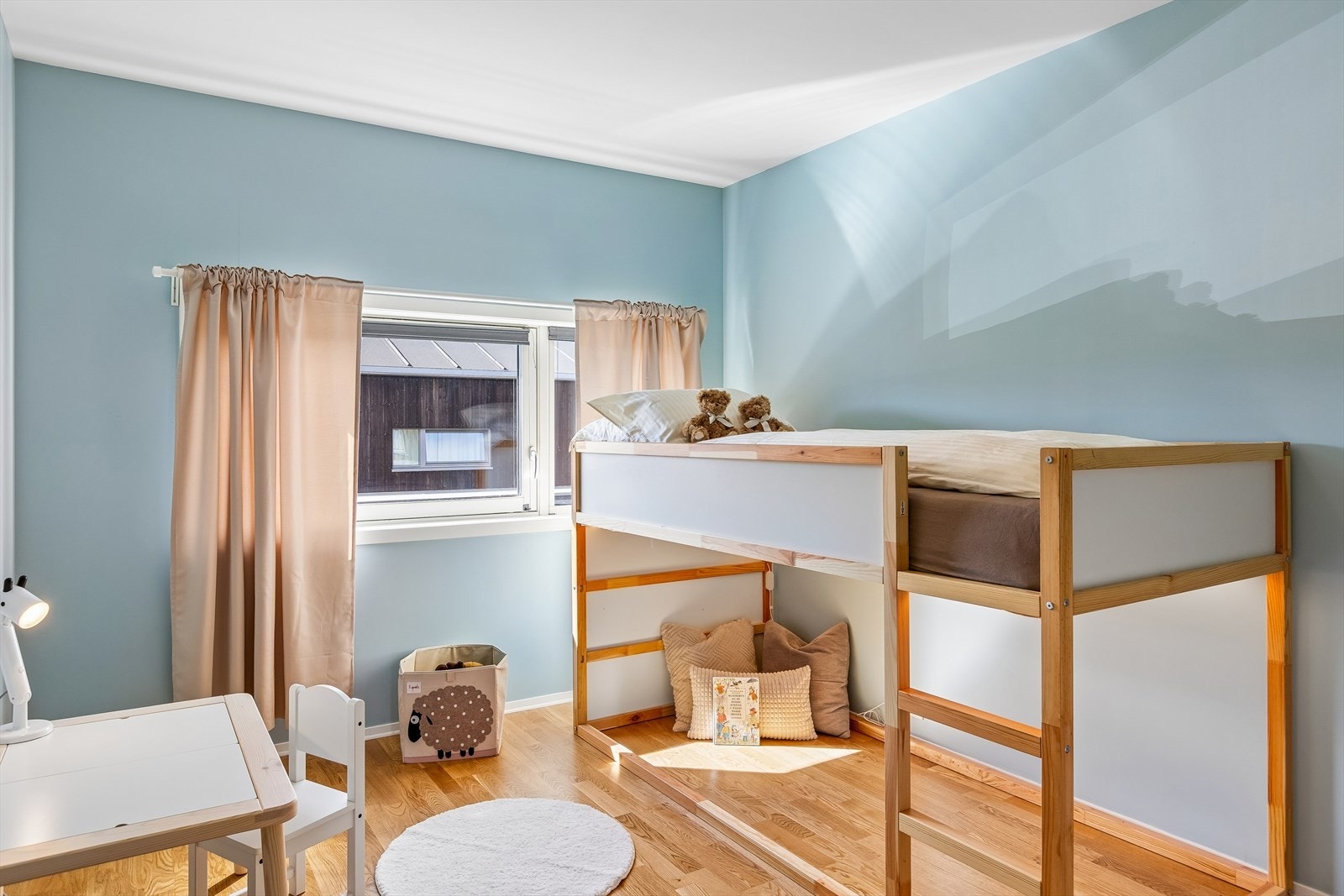 Det andre soverommet er på ca. 10m² og har god plass til seng og ønsket møblement. Galleribilde