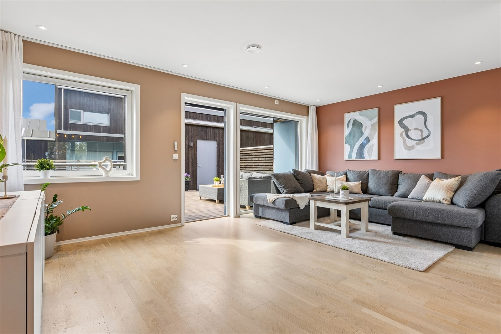 Boligen byr på åpen stue- og kjøkkenløsning på hele 44m². Det er montert utvendig solskjerming på alle sørvendte vinduer. Galleribilde