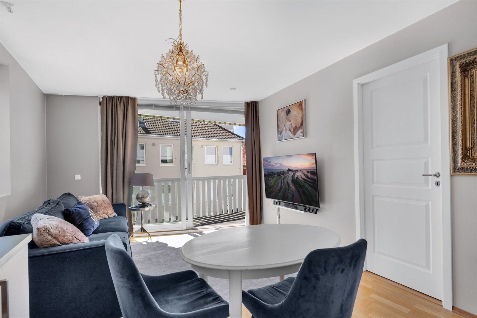 Stue - utgang til solrik veranda Galleribilde
