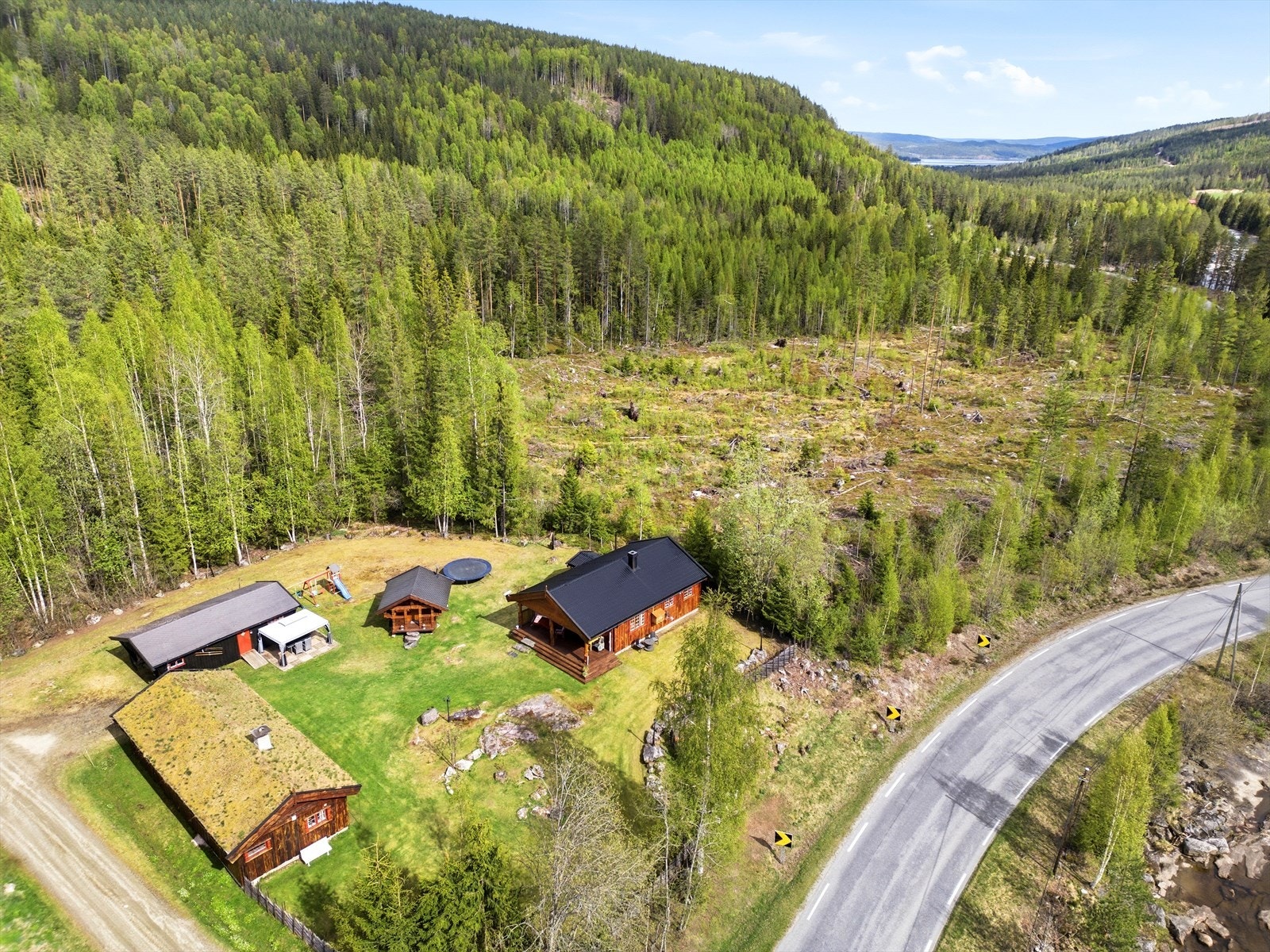 Fra eiendommen er det kort vei til servicetilbud som Coop Extra på Nes i Ådal, ca. 7 km unna. Galleribilde