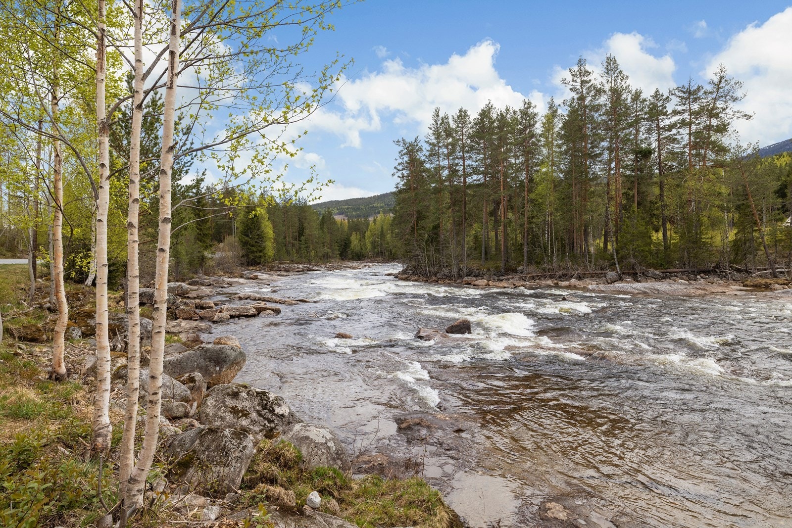 Elven rett ved eiendommen gir en flott ramme for hyttelivet. Galleribilde