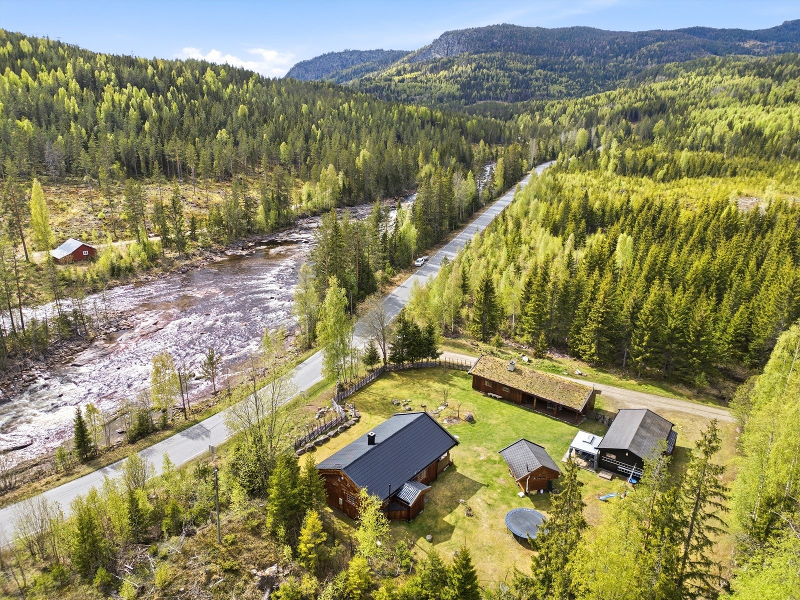 Eiendommen ligger idyllisk til ved elven, med skogen som nærmeste nabo. Galleribilde