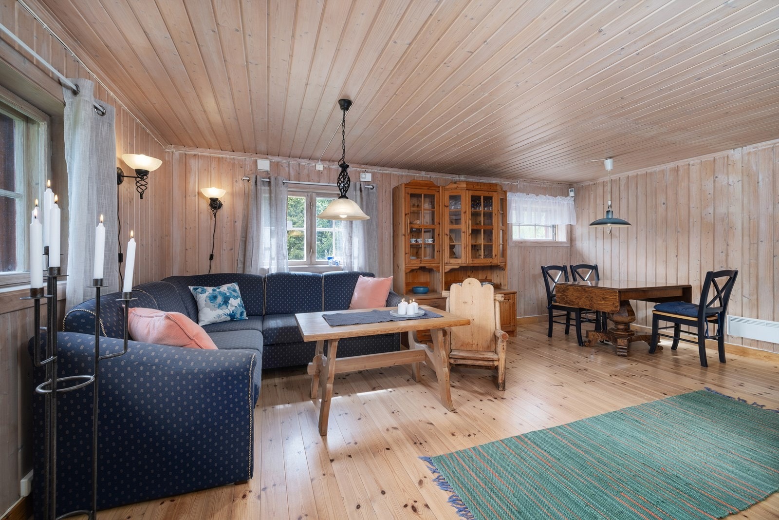 Stuen i gjestehytta har plass til både sofagruppe og spiseplass. Galleribilde