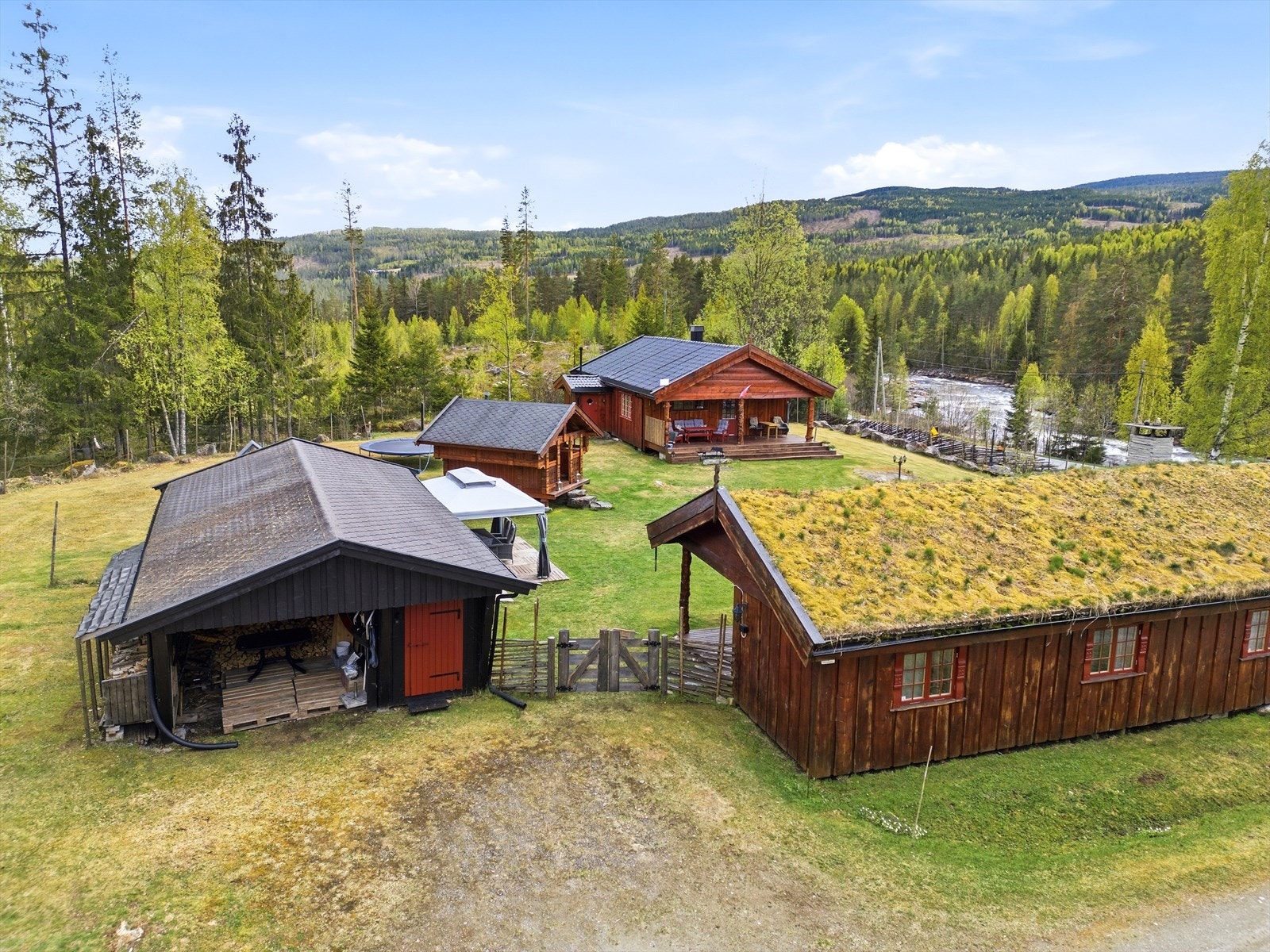Garasjebygningen inneholder garasjerom, vedbod og en redskapsbod, med et samlet areal på 47 m². Galleribilde