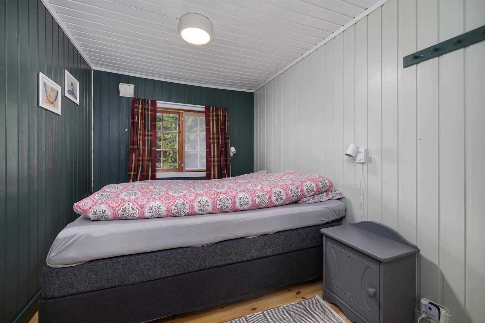 Soverom i gjestehyttas hoveddel, med plass til dobbeltseng. Galleribilde
