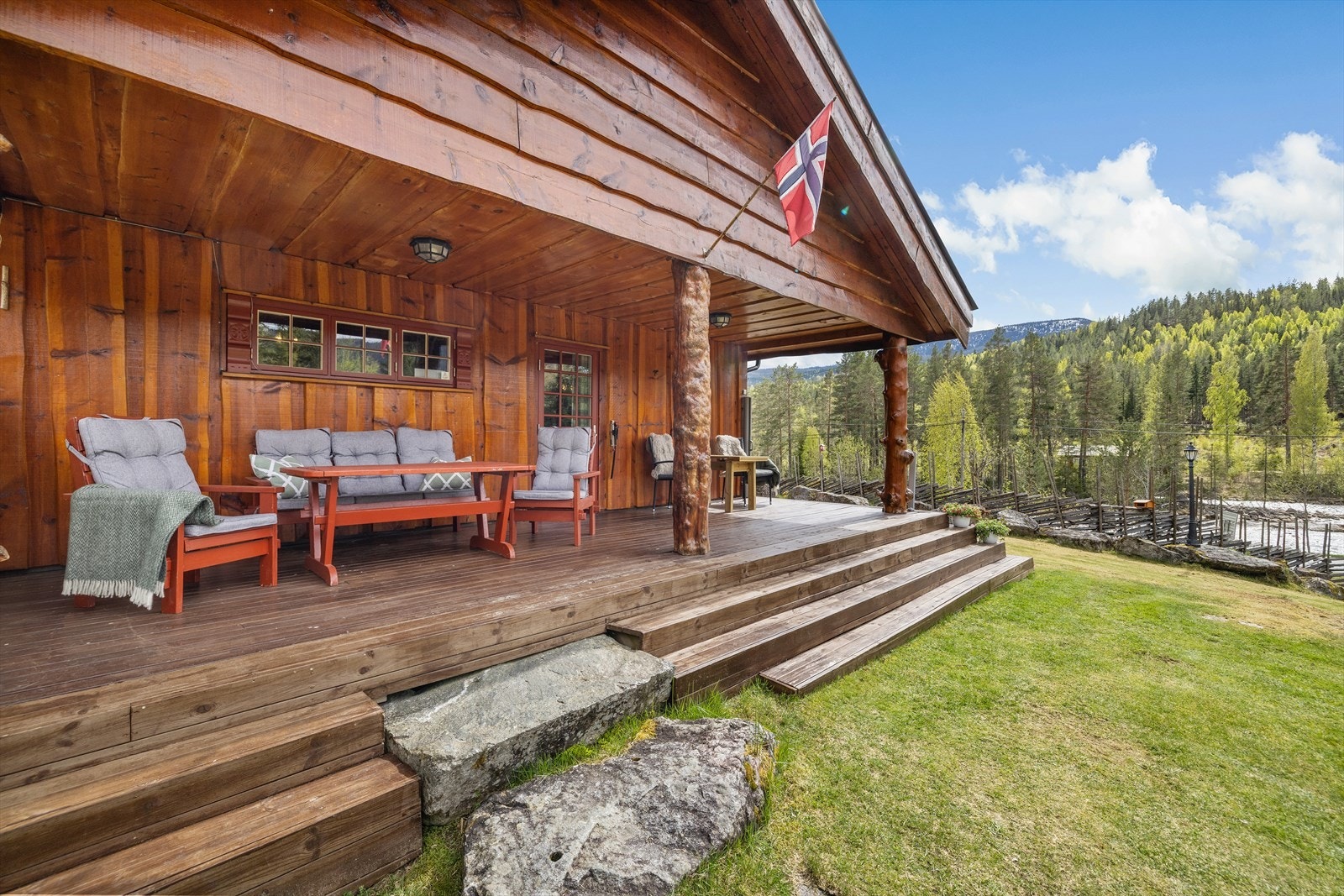 Hovedhyttas overbygde terrasse på ca. 23 m² har direkte utgang fra stuen og god plass til sittegrupper. Galleribilde