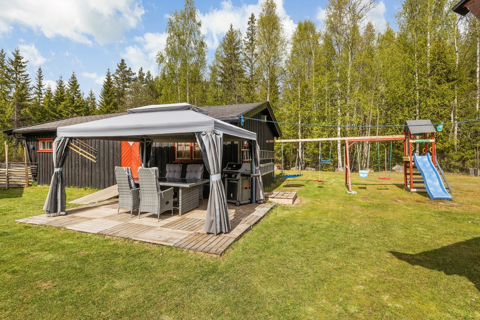 Uteplass ved garasjebygningen, med god plass til grill og spisebord. Galleribilde