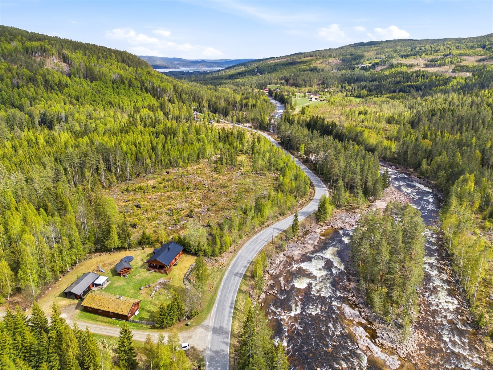 Hedalsveien slynger seg gjennom landskapet langs elven. Galleribilde